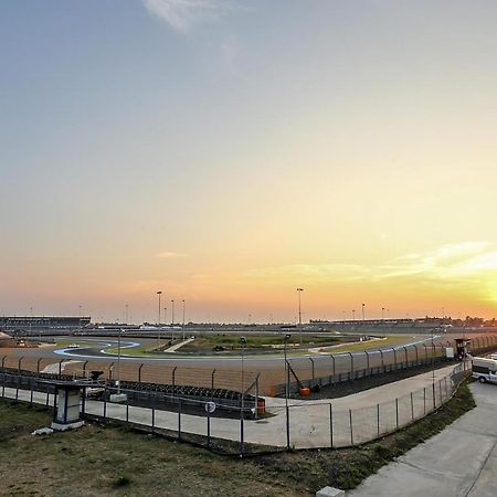 Bric Box Hotel 부리람 외부 사진